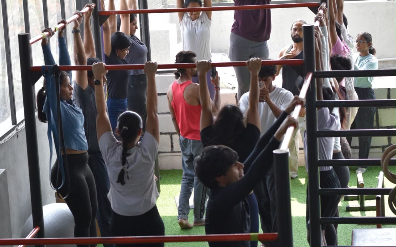 SIS X INDIAN CALISTHENICS SCHOOL: Pull Up & Handstand with Sisters & Misters